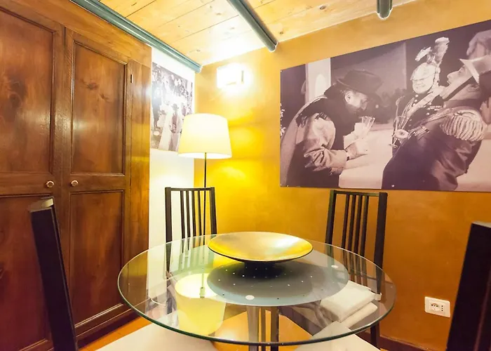 Independent In Trevi Fountain - Spain Square Daire Roma
