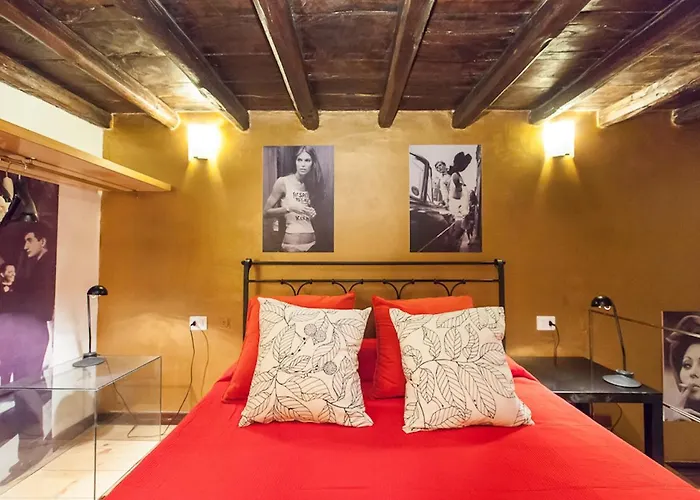 Independent In Trevi Fountain - Spain Square Daire Roma